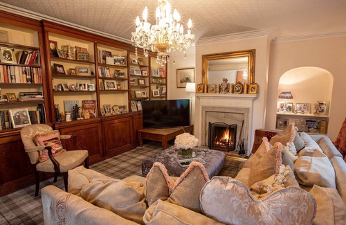 Alkborough House | Friends and family mansion with huge grounds and tennis court. Dog friendly