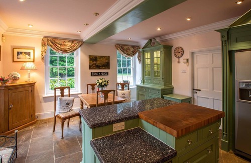 Alkborough House | Friends and family mansion with huge grounds and tennis court. Dog friendly