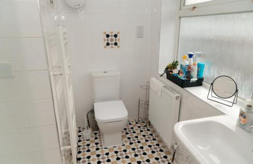 Frimley Apartment | Frimley Sleeps 5 Free WiFi & Parking