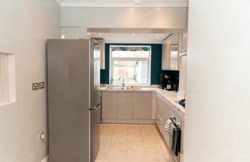 Frimley Apartment | Frimley Sleeps 5 Free WiFi & Parking