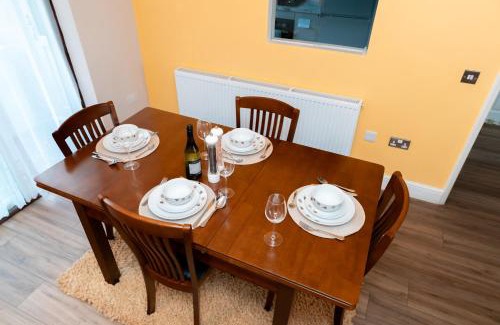 Frimley Apartment | Frimley Sleeps 5 Free WiFi & Parking