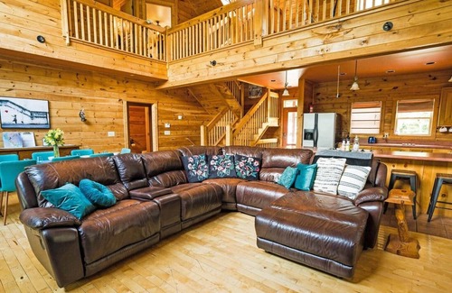 Ellijay House | Frog Pond Hollow Lodge Private pool*private lake
