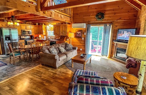 Piney Creek Cabin | From Fireplace Evenings to Deckside Sunsets- Breezy River Has It All