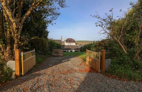 Newport House | Frondeg