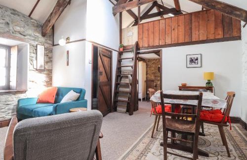 Newport House | Frondeg