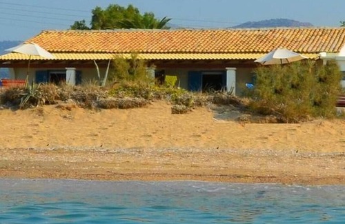 Almiros Beach House | Front beach holiday house