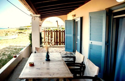 Almiros Beach House | Front beach holiday house