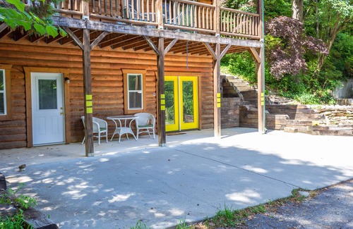 Chimney Rock Cabin | Front door neighbor of CHIMNEY ROCK-lower unit