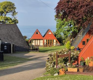 Martin Ski Chalet | FRONT LINE Chalet with OPEN Sea Views & Swimming Pool in Kingsdown No14