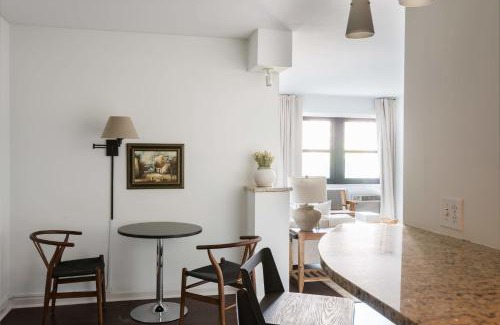 Central West End Apartment | FRONTDESK 1 BR Apt near Missouri History Museum