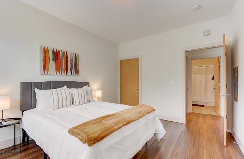 Yankee Hill Apartment | FRONTDESK 1040 Cass St Apts East Town Milwaukee