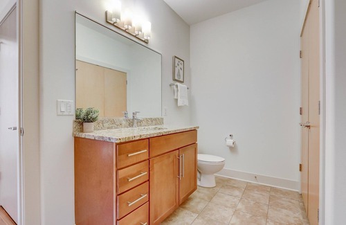 Yankee Hill Apartment | FRONTDESK 1040 Cass St Apts East Town Milwaukee