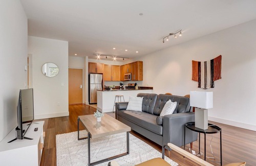 Yankee Hill Apartment | FRONTDESK 1040 Cass St Apts East Town Milwaukee