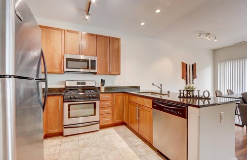 Yankee Hill Apartment | FRONTDESK 1040 Cass St Apts East Town Milwaukee