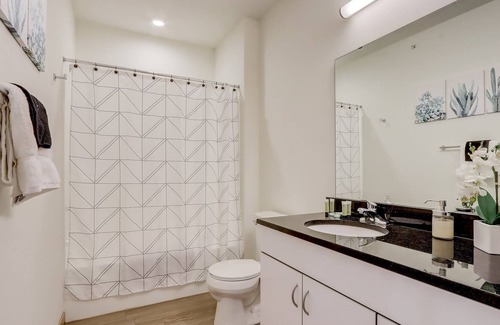 Fifth Ward Apartment | FRONTDESK 124 W Washington St Apts Milwaukee