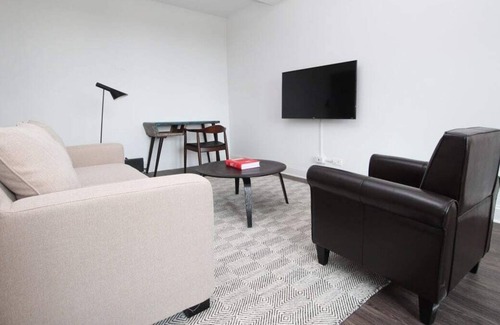 East Hyde Park Apartment | Frontdesk | 1BR Apt near Garden of the Phoenix