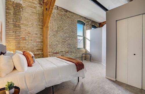Warehouse District Apartment | FRONTDESK 50 4th Ave Apts North Loop Warehouse District