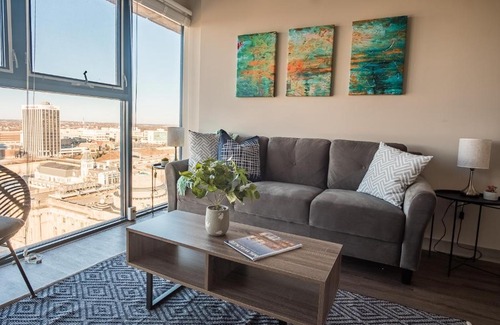 Westown Apartment | FRONTDESK 735 West Apts Westown Milwaukee