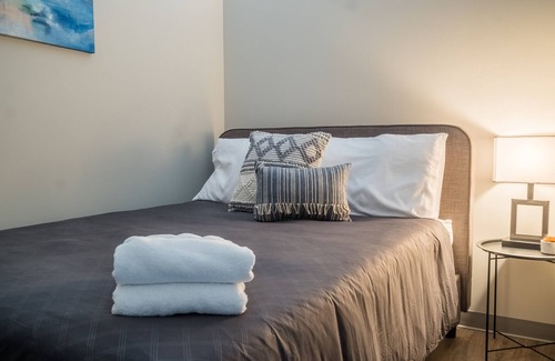 Westown Apartment | FRONTDESK 735 West Apts Westown Milwaukee