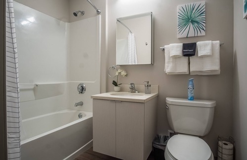 Westown Apartment | FRONTDESK 735 West Apts Westown Milwaukee