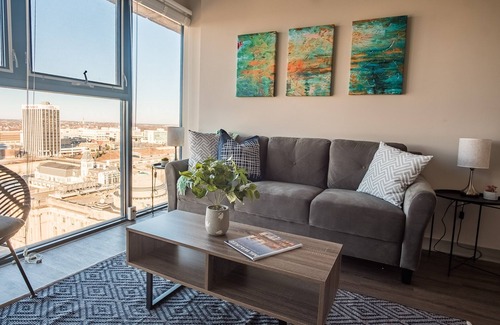 Westown Apartment | FRONTDESK 735 West Apts Westown Milwaukee