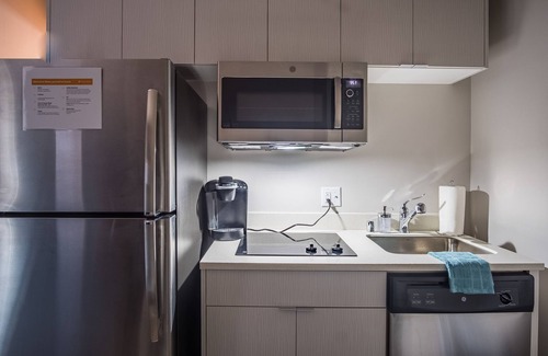 Westown Apartment | FRONTDESK 735 West Apts Westown Milwaukee