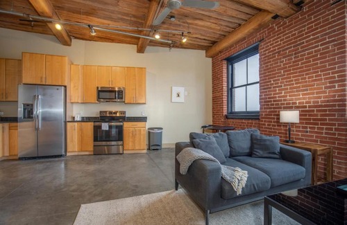 Downtown West Apartment | FRONTDESK Bright 1 BR Apt near The Gateway Arch