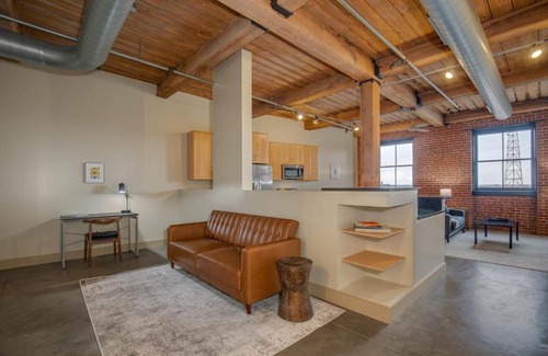 Downtown West Apartment | FRONTDESK Bright 1 BR Apt near The Gateway Arch