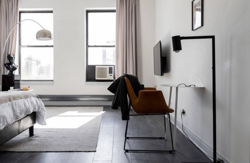 East Hyde Park Apartment | Frontdesk | Chic 1 BR Apt near 57th Street Beach