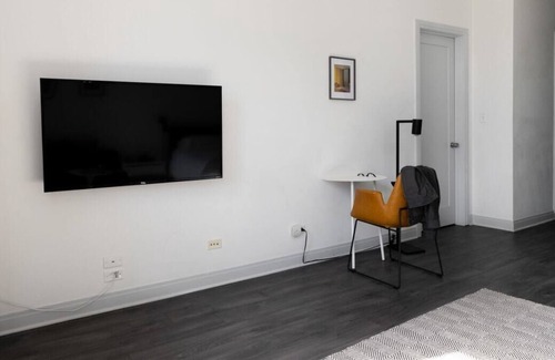 East Hyde Park Apartment | Frontdesk | Chic 1 BR Apt near 57th Street Beach
