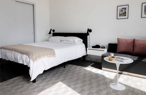 East Hyde Park Apartment | Frontdesk | Chic 1 BR Apt near 57th Street Beach