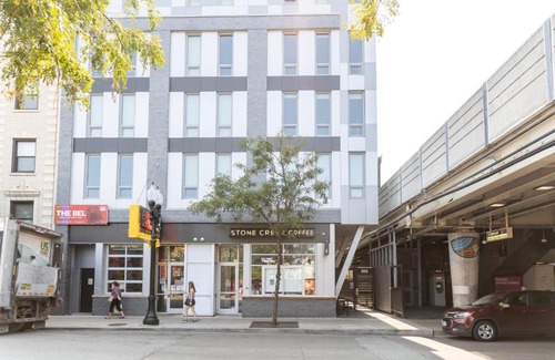 Lakeview Apartment | FRONTDESK Chic Open Wrigleyville Studio Apt