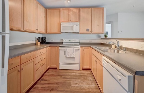 Historic Third Ward Apartment | FRONTDESK Jefferson Block Apts Third Ward Milwaukee