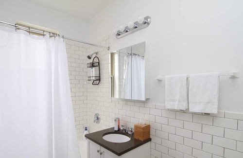 East Hyde Park Apartment | Frontdesk | Modern 1 BR Apt by Promontory Point