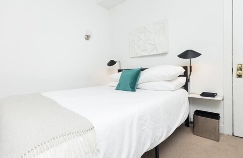 East Hyde Park Apartment | Frontdesk | Open 1 BR Apt by Black History Museum