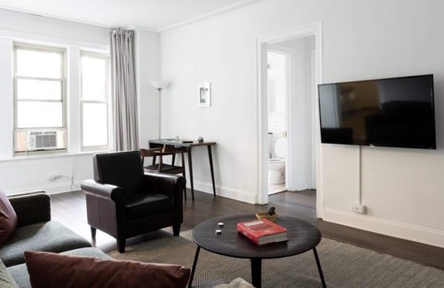East Hyde Park Apartment | Frontdesk | Refreshed 1BR Apt in Hyde Park