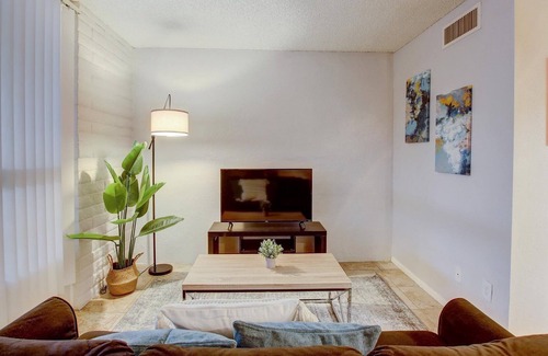 Indian Meadows Apartment | Frontdesk Scottsdale 5th Avenue Apartments