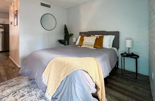 Indian Meadows Apartment | Frontdesk Scottsdale 5th Avenue Apartments