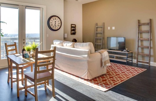 Third Ward Apartment | Frontdesk | Stunning Uptown 1br | Next to Stadium