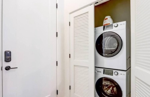 Menlo Park Apartment | Frontdesk | Sunny + Open Studio Apt near Downtown