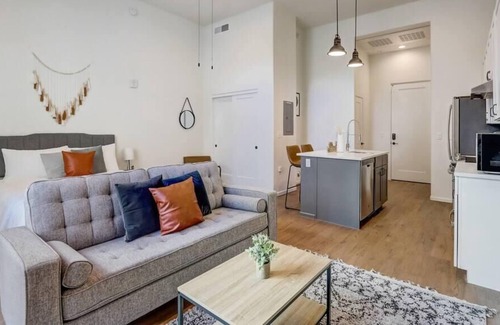 Menlo Park Apartment | Frontdesk | Sunny + Open Studio Apt near Downtown
