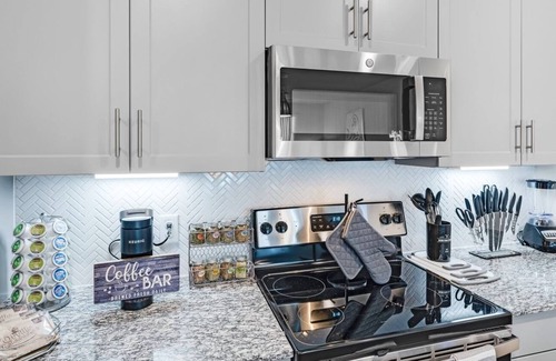 Fort Worth Apartment | FtWorth NR DFW airport Wifi gym pool 1/1 Garage