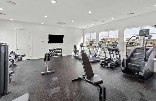 Fort Worth Apartment | FtWorth NR DFW airport Wifi gym pool 1/1 Garage