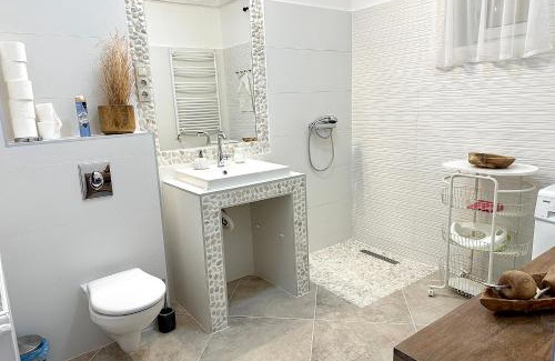 Alsorakos House | Full 2BDR Garden House near to Downtown Metro Free Parking