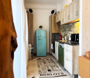 Alsorakos House | Full 2BDR Garden House near to Downtown Metro Free Parking