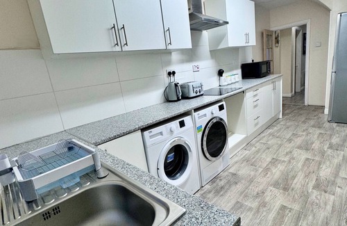 Cheetham Hill House | Full Home in Manchester near city center with free parking.