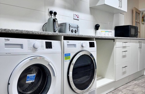 Cheetham Hill House | Full Home in Manchester near city center with free parking.