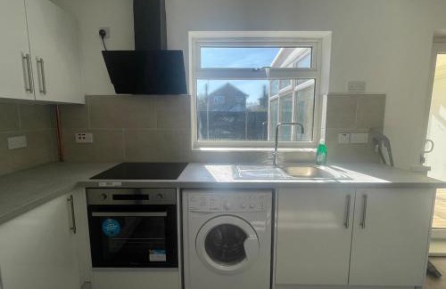 Peterborough House | Full House - 5 Beds - Wi-Fi