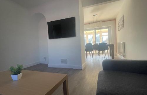 Peterborough House | Full House - 5 Beds - Wi-Fi