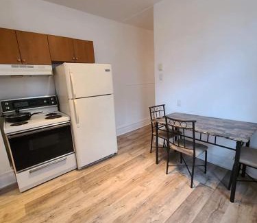 La Petite-Patrie House | FULL KITCHEN 18min from DTOWN Room B